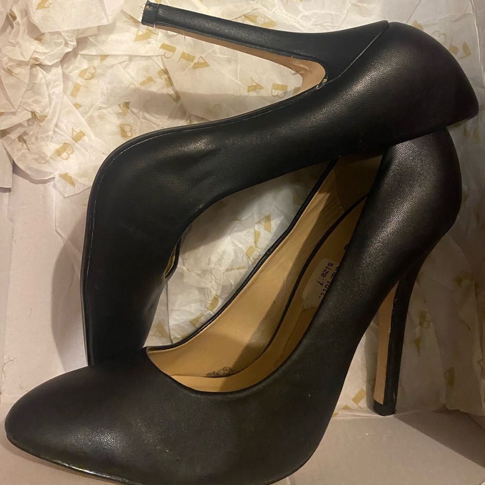 Black pumps